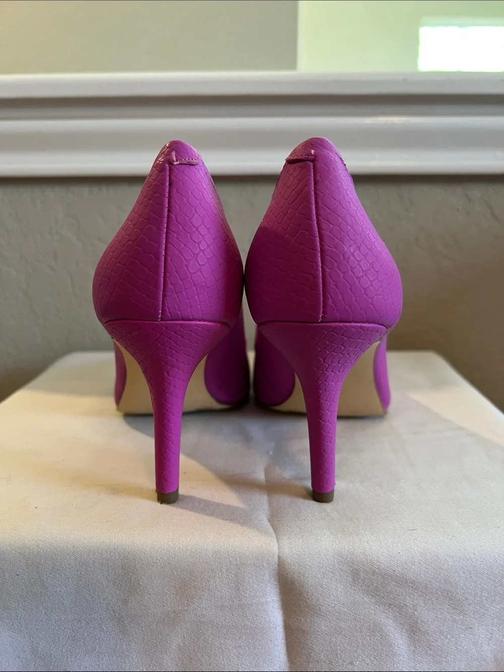 Women’s Fuchsia Pointed-Toe Pumps